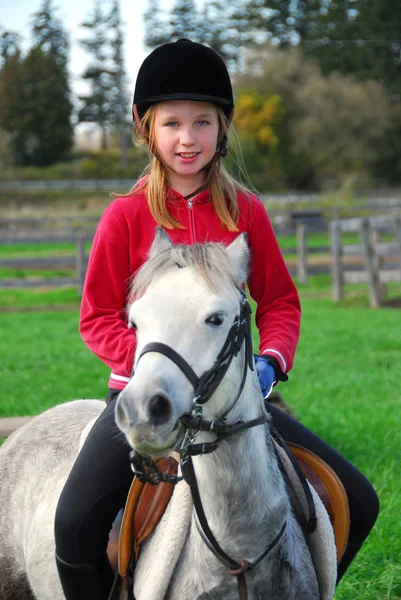 Chica Joven Montando Pony Blanco Campo —  Fotos de Stock