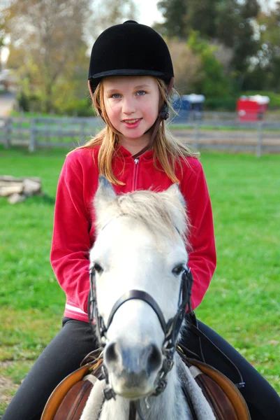 Chica Joven Montando Pony Blanco Campo —  Fotos de Stock