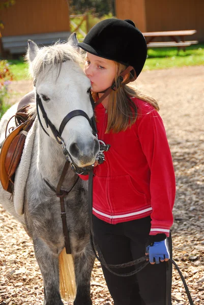 白い子馬を持つ若い女の子の肖像画 — ストック写真