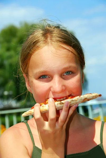 女の子のピザ — ストック写真