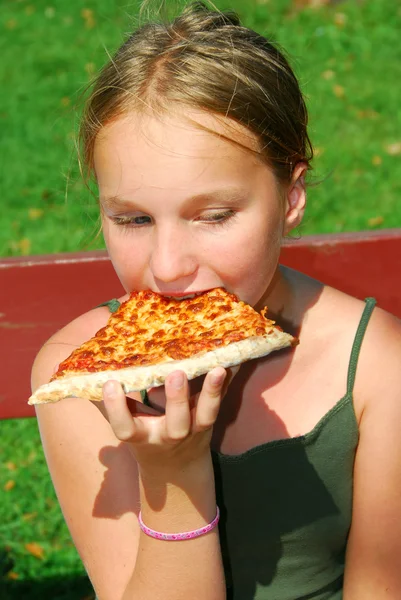 Meisje pizza — Stockfoto