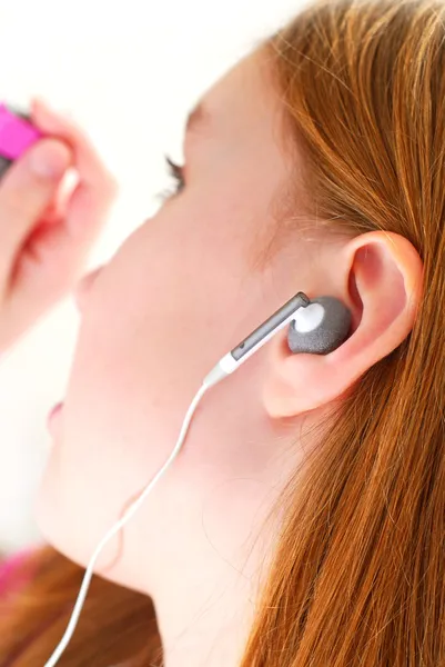 Young Girl Listening Music Her Mp3 Player Closeup — Stock Photo, Image