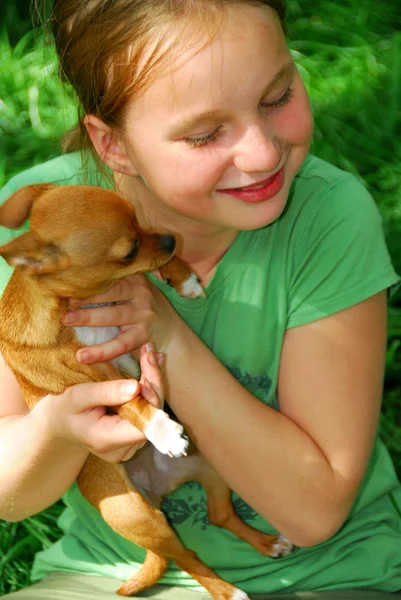 Дівчина з собакою — стокове фото