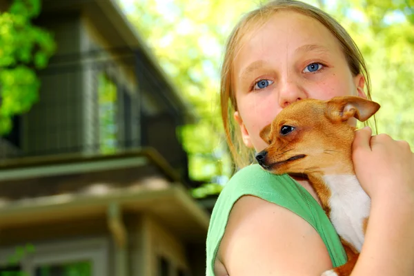 Chica Joven Sosteniendo Cachorro Chihuahua Afuera —  Fotos de Stock