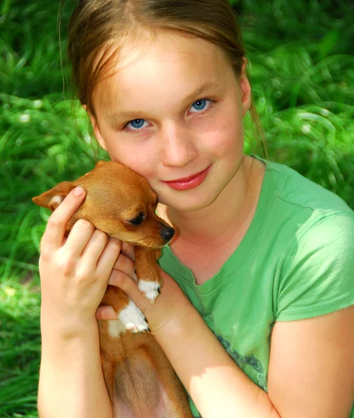 Chica con un perro —  Fotos de Stock