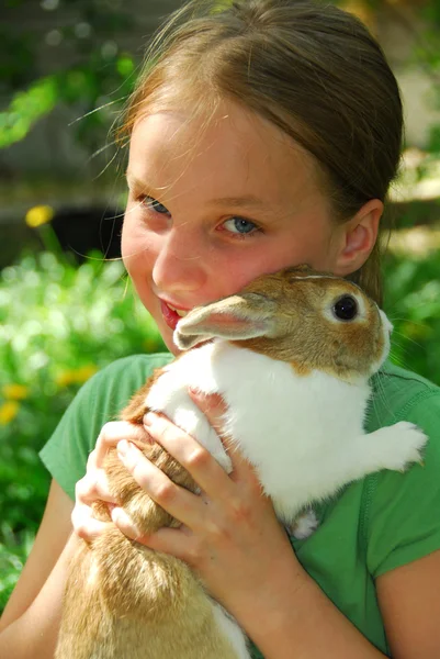 Retrato Una Joven Sosteniendo Conejo Afuera — Foto de Stock