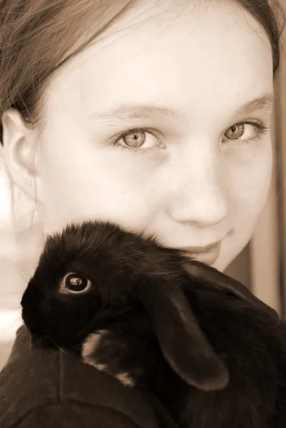 Kız ve tavşan — Stok fotoğraf
