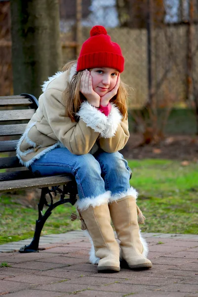 Portret Młodej Dziewczyny Siedząc Ławce Zewnątrz — Zdjęcie stockowe
