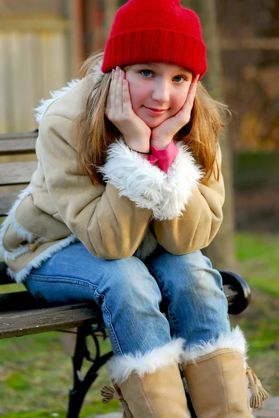 Πορτρέτο Ενός Νεαρού Κοριτσιού Που Κάθεται Ένα Παγκάκι Έξω Από — Φωτογραφία Αρχείου