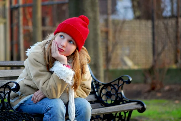 Bir Bankta Oturan Genç Bir Kızın Portresi — Stok fotoğraf