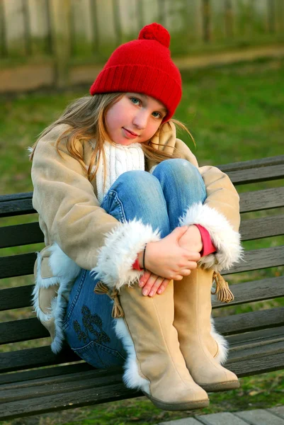 Ritratto Una Giovane Ragazza Seduta Una Panchina — Foto Stock