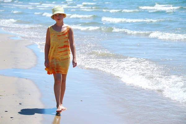 Девушка Гуляющая Пляжу — стоковое фото