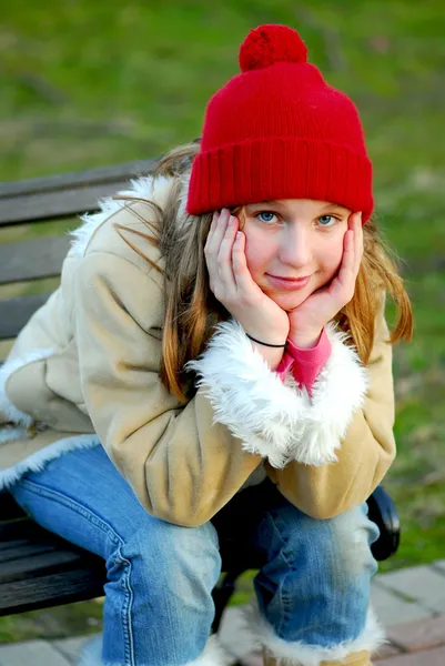 ベンチに座っている若い女の子の肖像画 — ストック写真