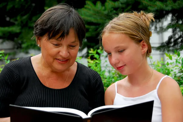Grootmoeder Kleindochter Lezen Van Een Boek — Stockfoto