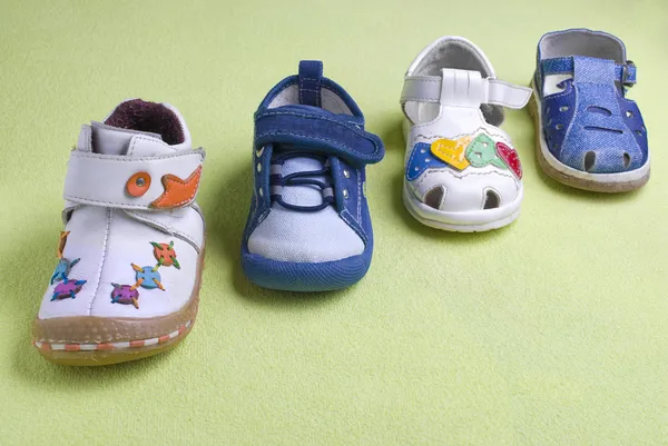Zapatos de niño pequeño —  Fotos de Stock