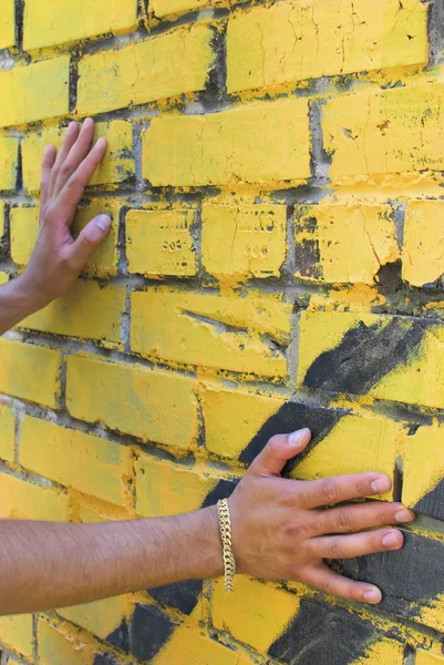 Las manos del hombre en la pared — Foto de Stock