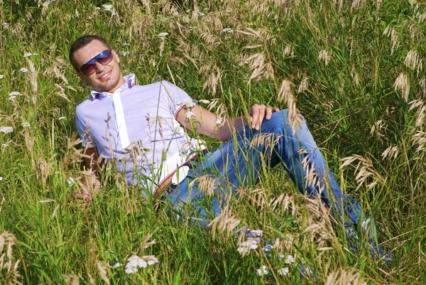 草で幸せな若い男 — ストック写真
