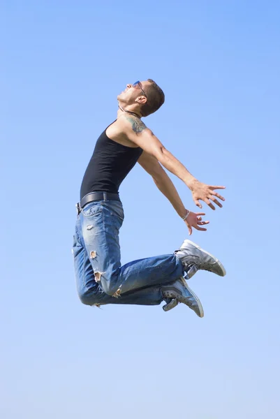 Saltar para tocar o céu — Fotografia de Stock