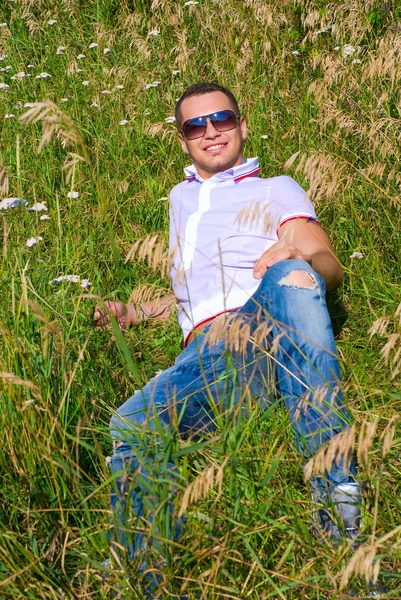 Feliz joven en la hierba — Foto de Stock