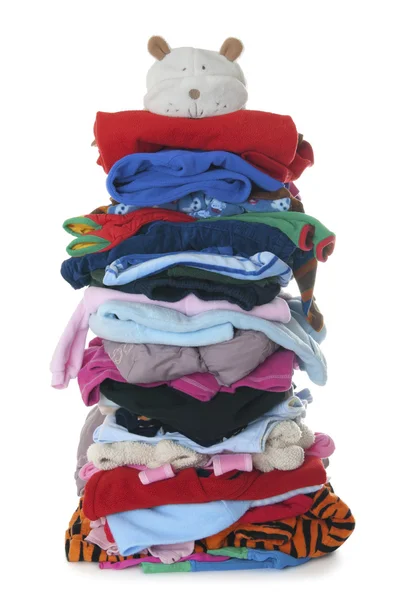 Pilha de roupas quentes e macias infantis com isolamento — Fotografia de Stock