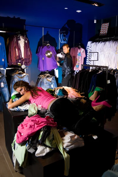 Klanten in mode kleding winkel — Stockfoto