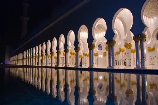 Arcos de mezquita islámica por la noche —  Fotos de Stock