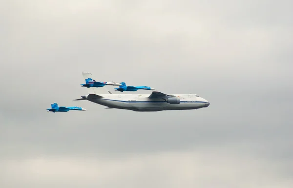 An-124 escorted by fighters — Stock Photo, Image