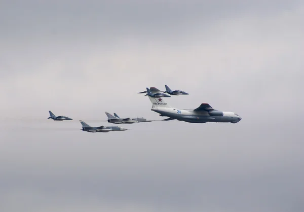 Il-78 eskortiert von Kämpfern — Stockfoto