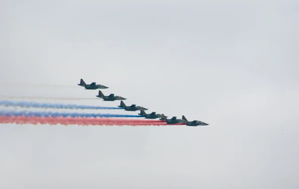 Militaire vliegtuigen schilderen Russische vlag — Stockfoto
