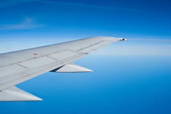 Airbus A-319 wing view — Stock Photo, Image