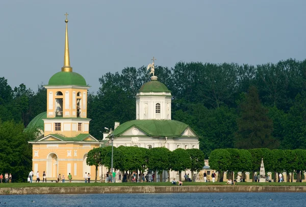 Kuskovo Emlak kilise ve çan kulesi — Stok fotoğraf