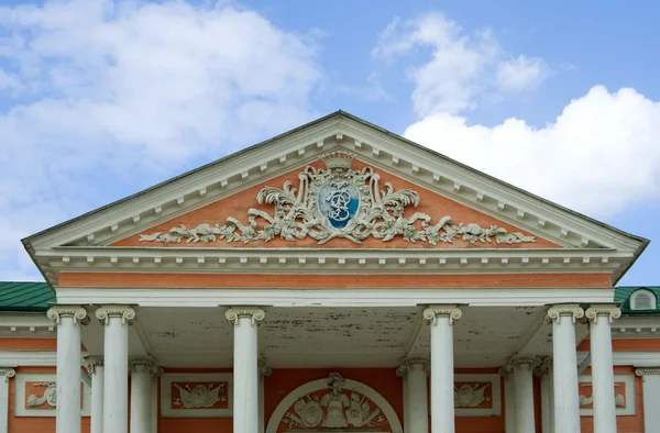 Усадьба Кусково, Москва: Гейбл здания Дворца — стоковое фото