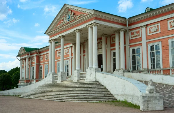 Kuskovo propiedad, Moscú: Palacio de la fachada del edificio —  Fotos de Stock