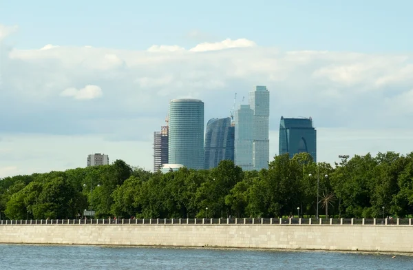 Edificios modernos de gran altura de la ciudad de Moscú — Foto de Stock