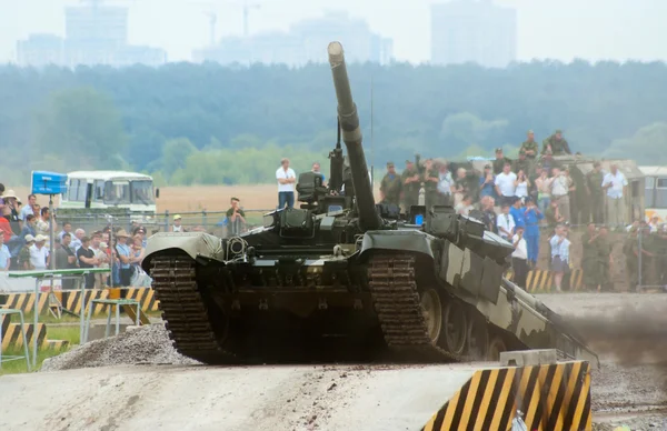 Т-80 перелезает через препятствие — стоковое фото