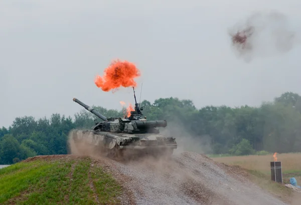 T-80 tank going through the fire — Stock Photo, Image