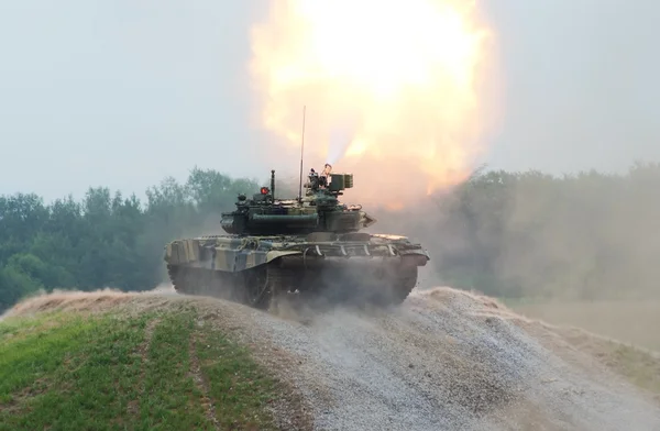 T-90 shooting its cannon — Stock Photo, Image