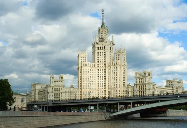 Sztálinista sokemeletes épület — Stock Fotó