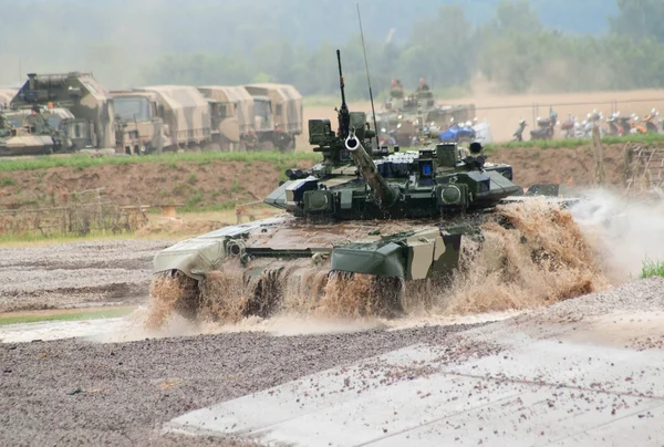T-90 Tank taucht aus dem Wasser auf — Stockfoto