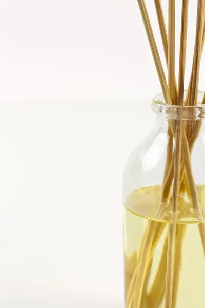 Aceites de aromaterapia en un frasco de vidrio con ba Fotos de stock