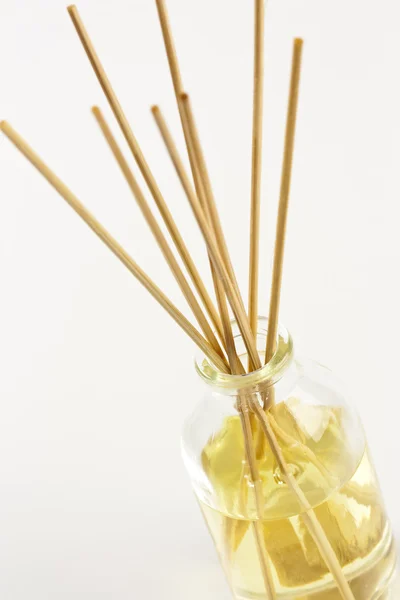 Aceites de aromaterapia en un frasco de vidrio con ba Imagen de stock