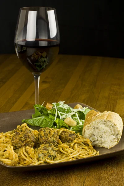 Spaghetti, Salat und Wein — Stockfoto