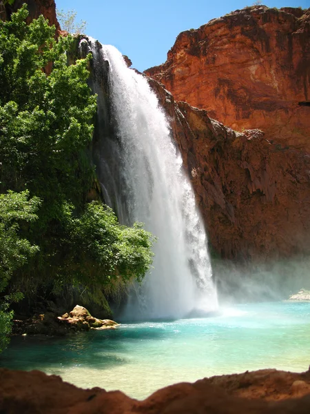 Яркий водопад — стоковое фото