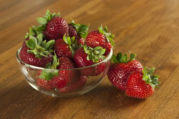 Erdbeeren auf dem Tisch lizenzfreie Stockfotos