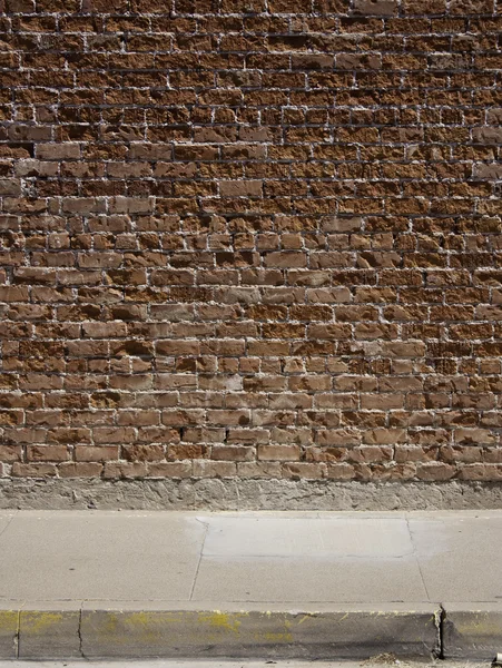 Parede de tijolo vermelho e calçada — Fotografia de Stock
