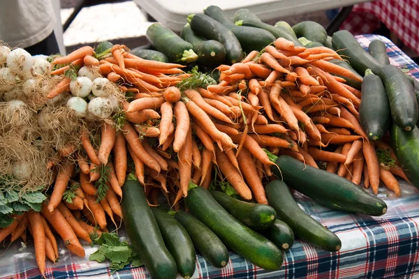 Ekologiska grönsaker på jordbrukarna marknaden — Stockfoto