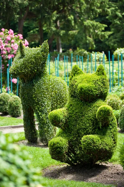ユニコーンとクマのトピアリー庭園 — ストック写真