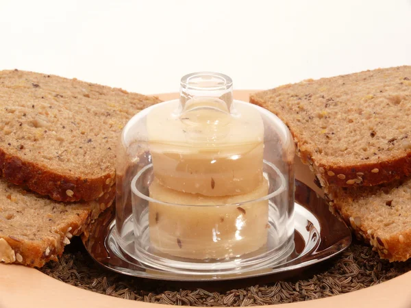 Ser z kwaśnego mleka i chleb — Zdjęcie stockowe
