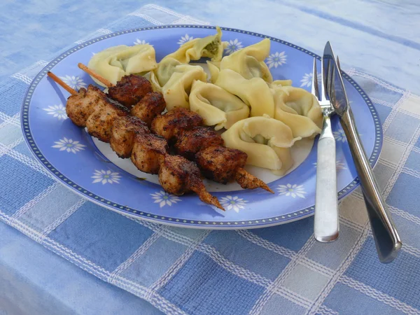 Poultry skewer with noodles — Stock Photo, Image