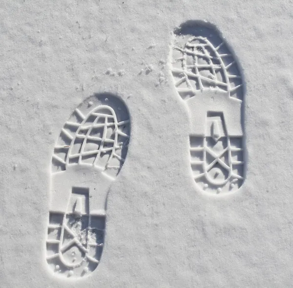 Huellas de pies en la nieve — Foto de Stock